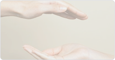 Dues mans, una sobre l'altra en gest d'oferir o protegir, simbolitzant cura i suport.