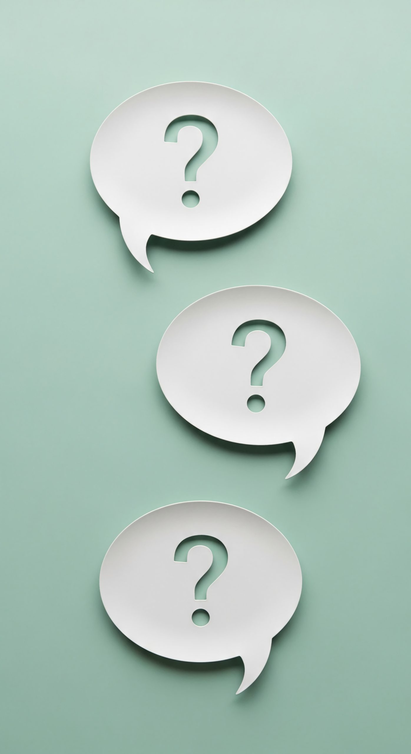 JovesCreand 18 Tres bafarades de text blanques amb signes d'interrogació retallats, sobre un fons verd menta.